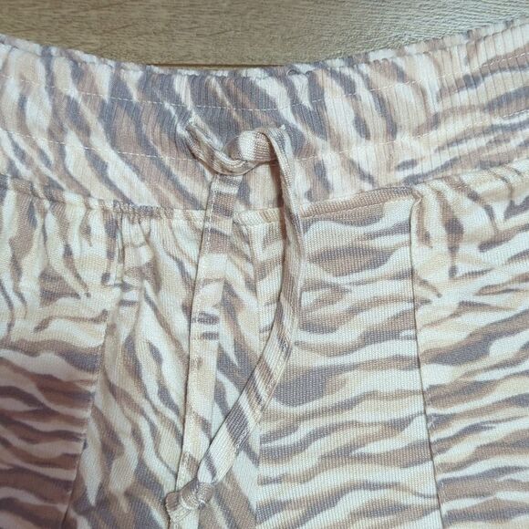 BEBE Knit Short In Bark Safari Print M - Picture 5 of 8